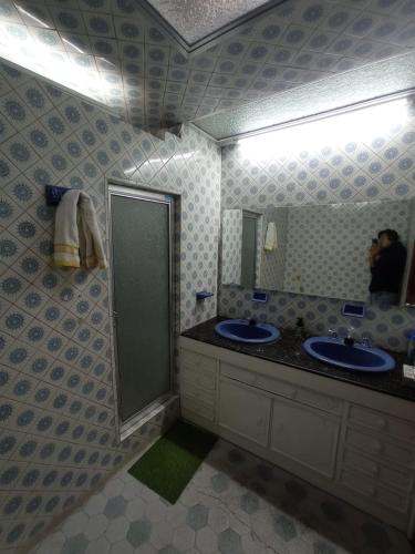 een badkamer met 2 wastafels en een grote spiegel bij La Posada De Ani in Bogota
