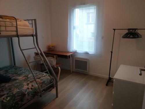 a bedroom with a bunk bed and a desk and a window at Maison neuve à 2 pas des plus belles plages de Douarnenez - Classé Meublé de Tourisme 3 étoiles in Kerlaz