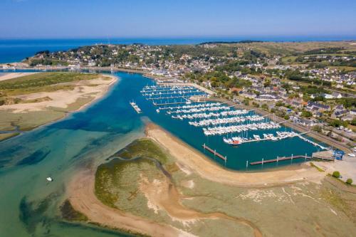 バルヌヴィル・カルトゥレにあるLa Patelleの水上の船が浮かぶマリーナの空中眺望