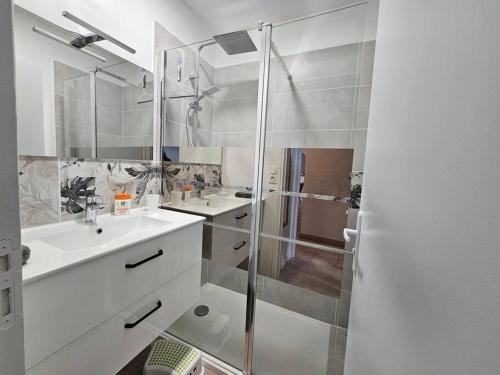 ein weißes Bad mit 2 Waschbecken und einer Dusche in der Unterkunft Maison 4 ch*L'Aiguillon s/ Mer in LʼAiguillon-sur-Mer