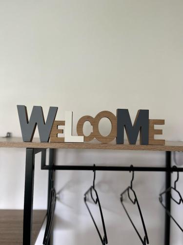 un signe de bienvenue sur une table dans l'établissement Appartement douillet en ville, à Ajaccio