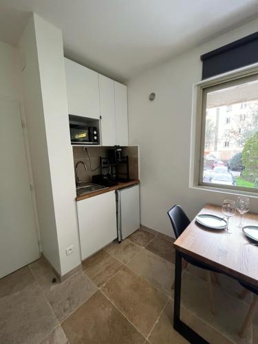 une salle à manger avec une table et un four micro-ondes dans l'établissement Appartement douillet en ville, à Ajaccio