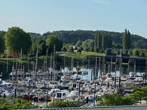 a bunch of boats are docked in a marina at le Bed-Somme in Saint-Valéry-sur-Somme