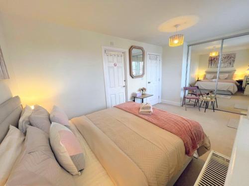 ein Schlafzimmer mit einem großen Bett in einem Zimmer in der Unterkunft Balcony Penthouse Room Basingstoke Hospital 2min drive and walkable in Basingstoke