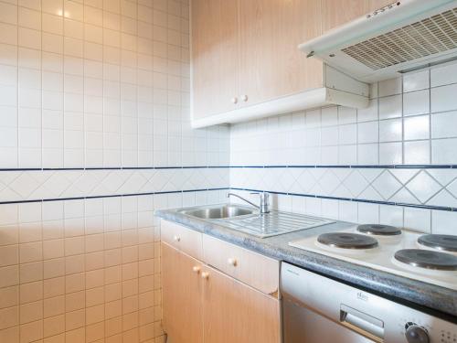 Il comprend une cuisine équipée d'un évier et d'une cuisinière. dans l'établissement Appartement Tignes, 3 pièces, 8 personnes - FR-1-449-22, à Tignes