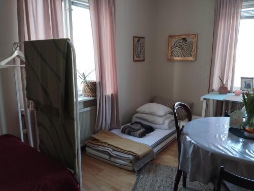 Säng eller sängar i ett rum på Centrala stan Hel 2 rums Gästsvit