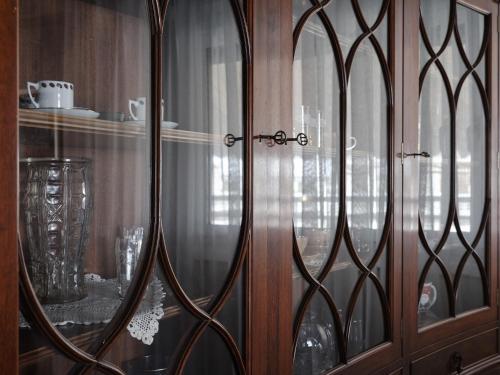 un armario de madera con una puerta de cristal con espejos en Stunning-Classical Penthouse en Atenas
