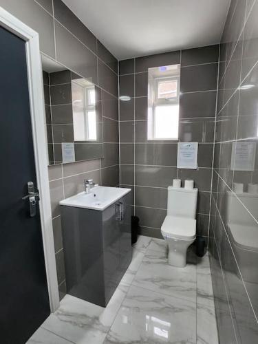 Koupelna v ubytování ApartHotel Flat 8 - 10 min to centre by Property Promise