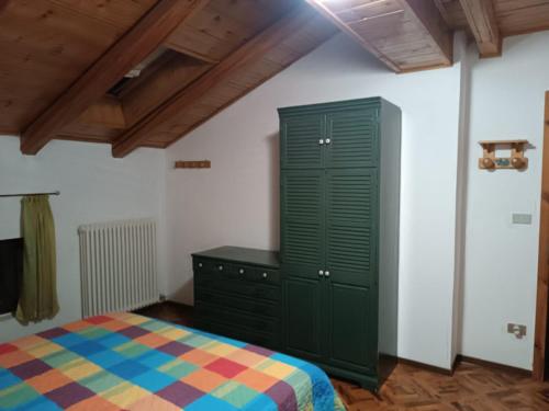 um quarto com um armário verde e uma cama em Vacanza Rurale em Rabbi