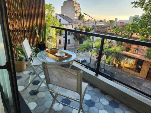 balcone con tavolo e vista sulla città di Departamento alquiler temporal a Buenos Aires