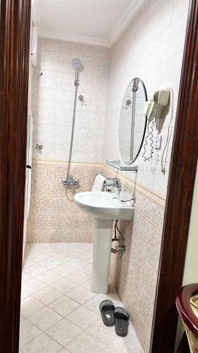 a bathroom with a sink and a mirror at شقة درة الإجابة السياحية in Mecca