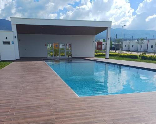 una gran piscina frente a un edificio en Max´s House en Ahuachapán