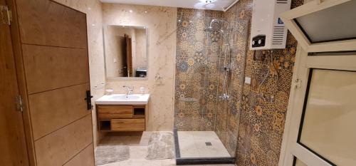 uma casa de banho com um chuveiro e um lavatório. em New amazing flat front of citystars mall no Cairo