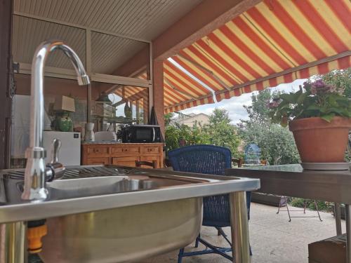 una cucina all'aperto con lavandino e bancone di La Pointe de Sel a Salies-du-Salat