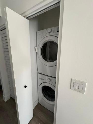 een wasmachine en droger in een kleine kamer bij William Home in Miami