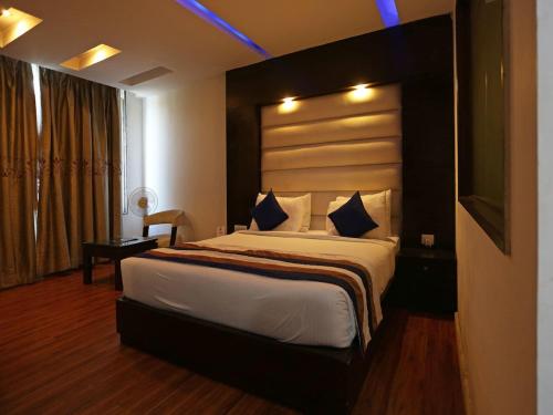 a bedroom with a large bed in a room at Oyo Hotel Luxury Inn Near Dhaula Kuan Delhi in New Delhi