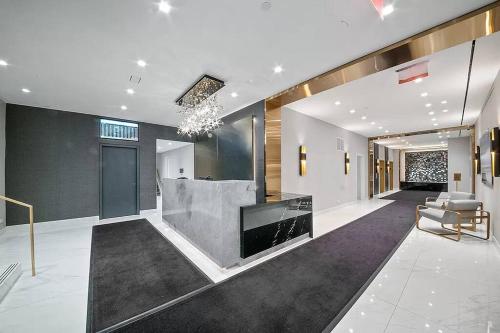 een kamer met een lobby en een receptie bij PlanURstay - Spacious Midtown West Fully-Serviced - 1BR & 1BTH in New York