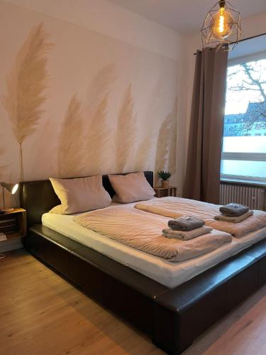 uma cama grande com duas toalhas num quarto em Augusta em Koblenz
