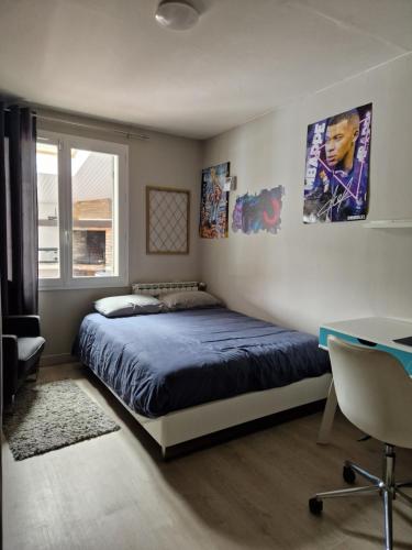 une chambre avec un lit, un bureau et une fenêtre dans l'établissement Chez Sophie, à Le Barp