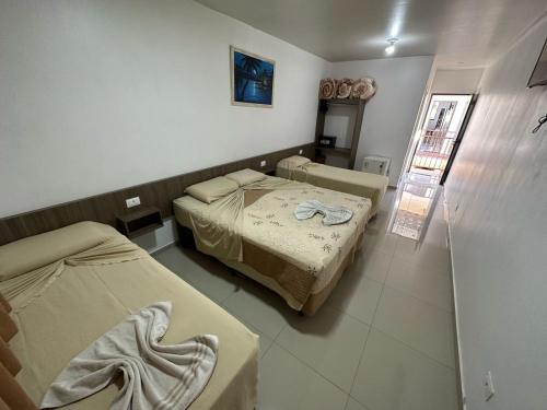 Habitación hospitalaria con 2 camas y ventana en Hotel Natureza Foz en Foz do Iguaçu