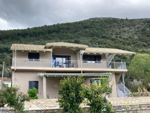 a house on top of a hill with trees at Montagna e Mare in Margarítion