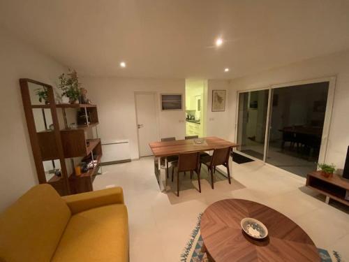 un salon avec une table et un canapé dans l'établissement Les domaniales du Pape - Maison 49m2, à Pessac
