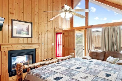 1 dormitorio con 1 cama y chimenea en 1br Hideaway Cabin With Jet Tub, View & Fireplace en Sevierville