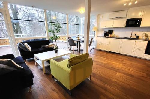 ein Wohnzimmer mit einem Sofa und einem Tisch in der Unterkunft Entire beautiful lakefront house in Västerås