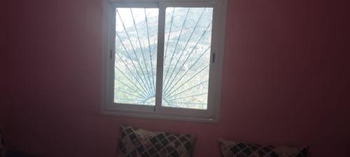 a window in the corner of a room at Welkom ketama bro in Ketama