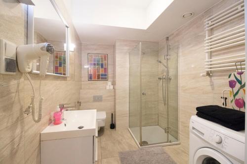 uma casa de banho com um chuveiro e um lavatório. em Happy Apartments - JUST IN CENTER - ul Krawiecka 1 - OLD TOWN em Breslávia