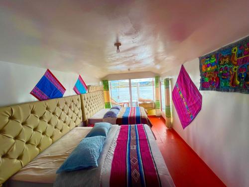 sypialnia z 2 łóżkami w pokoju w obiekcie Lake View Lodge w mieście Puno