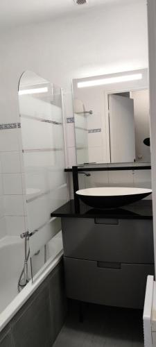 une salle de bain avec un lavabo et un miroir dans l'établissement Les maisons de Port Guillaume - maeva Home - Maison 3 Pièces 6 Personnes Sélection MAE-2279, à Dives-sur-Mer