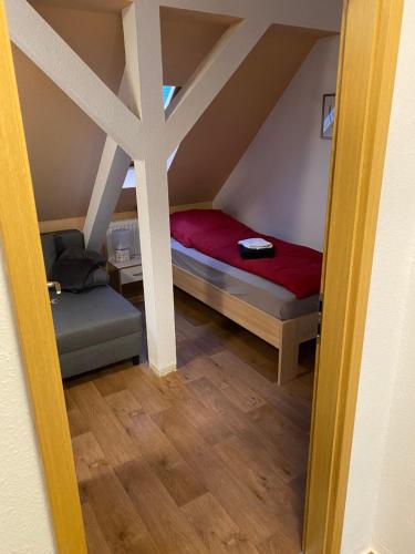 een kleine kamer met een bed en een kruis bij FeWo WIEKO Plauen Leibnizstr. H3, DG links in Plauen