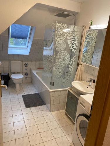 een badkamer met een bad, een toilet en een wastafel bij FeWo WIEKO Plauen Leibnizstr. H3, DG links in Plauen