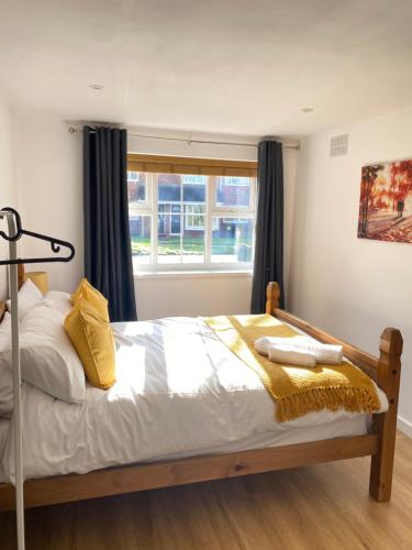 a bedroom with a bed and a window at Cosy Retreat In Royal Sutton Coldfield Close to Good Hope Hospital the NEC and Birmingham Airport in Birmingham