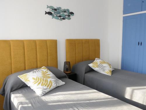 Ένα ή περισσότερα κρεβάτια σε δωμάτιο στο Luminoso apartamento Coma-ruga a 3 min de la playa
