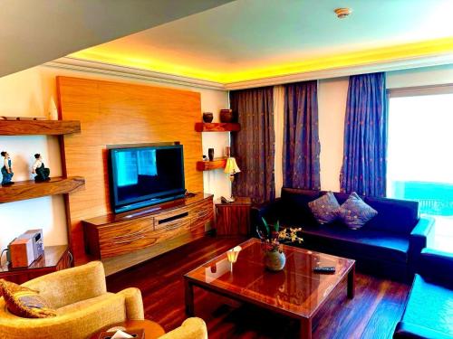 TV a/nebo společenská místnost v ubytování King Suites Hotel