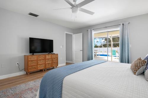 Ένα ή περισσότερα κρεβάτια σε δωμάτιο στο Blue Chill! Heated pool home with grill! 15 min drive to the beach!