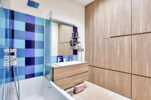 une salle de bain avec une baignoire et un lavabo dans l'établissement Amazing house between Bastille and Gare de Lyon, à Paris