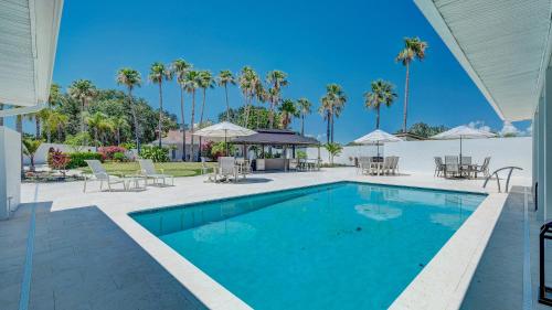 Πισίνα στο ή κοντά στο 75 Palms! Sleeps 23! Luxury 1 acre lot Pool and Spa, Putting Green & Game Room!
