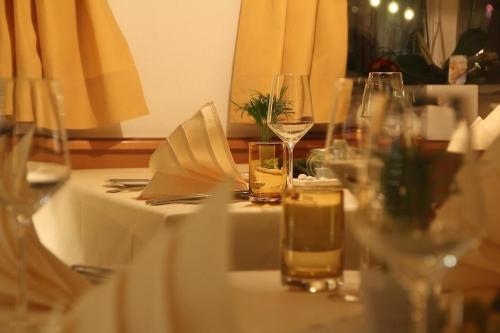 a table with wine glasses on top of it at Boutique- und Businesshotel Herrenküferei in Markgröningen