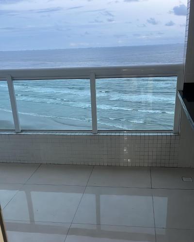 widok na ocean z okna łazienki w obiekcie Edifício Dubai temporada na Praia w mieście Solemar