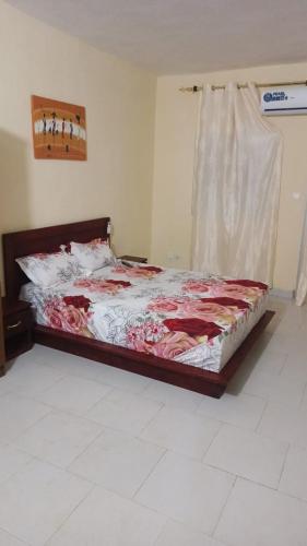 ein Schlafzimmer mit einem großen Bett mit einem Vorhang in der Unterkunft BEST VILLA in Darou Rhamane