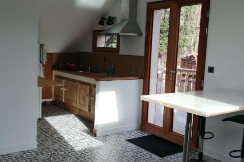 - une cuisine avec un comptoir blanc et un évier dans l'établissement Appartement 55m2 dans maison, à Gruffy