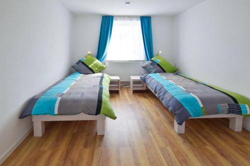 Duas camas num quarto com uma janela em House of the Rising Fun em Bubesheim