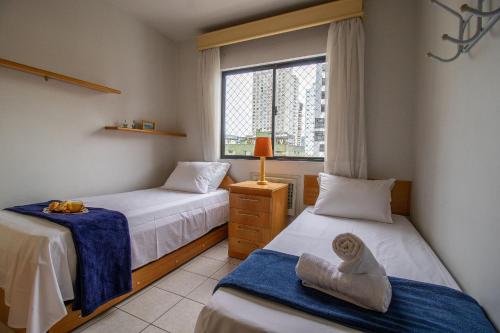 バウネアーリオ・コンボリウーにあるISO86B - Sacada com Churrasq, 2 DR Climatizadosのベッドルーム1室(ベッド2台、窓付)