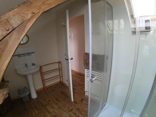 La salle de bains est pourvue d'une douche et d'un lavabo. dans l'établissement Vue Du Vallon, à Bersac-sur-Rivalier