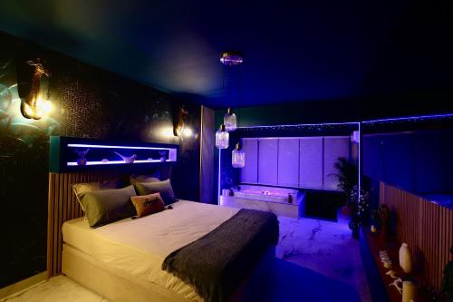 a bedroom with a bed in a purple room at Flower Suite and Spa in La Seyne-sur-Mer
