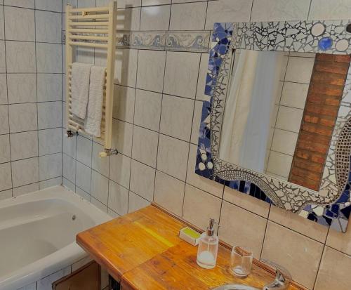 W łazience znajduje się wanna, umywalka i lustro. w obiekcie Alma Andina w mieście El Calafate