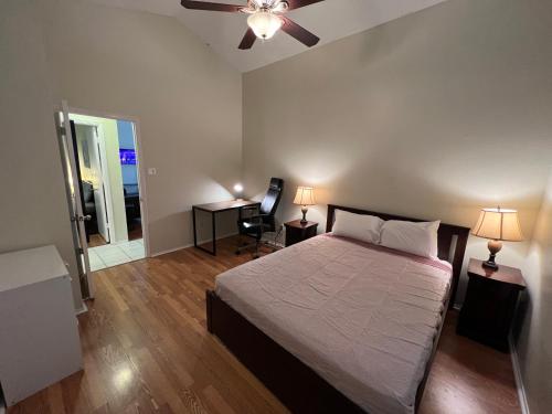 een slaapkamer met een bed en een plafondventilator bij Relax in Comfort 3 BR 1 BA Family Home in Austin